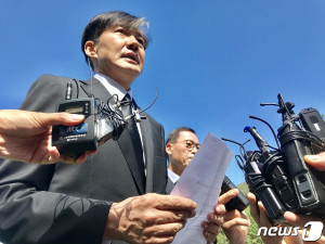 조국 법무부장관이 14일 부산추모공원에 안치된 고(故) 김홍영 전 검사의 묘비를 찾아 참배한 뒤 검찰개혁에 관한 입장을 밝히고 있다.(뉴스1 )