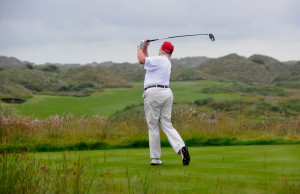 아일랜드에 위치한 '트럼프 인터내셔널 골프 링크스'에서 골프를 치고 있는 도널드 트럼프. (폴리티코) © 뉴스1