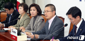 황교안 자유한국당 대표가 17일 서울 여의도 국회에서 열린 최고위원회의에서 모두발언을 하고 있다.(뉴스1)