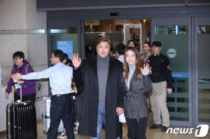 LA다저스 류현진이 14일 오후 부인 배지현씨와 함께 인천국제공항을 통해 귀국하고 있다. [뉴스 1]