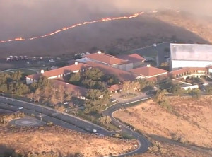 캘리포니아주 시미밸리 산불이 로널드 레이건 대통령 도서관을 위협하고 있다. 