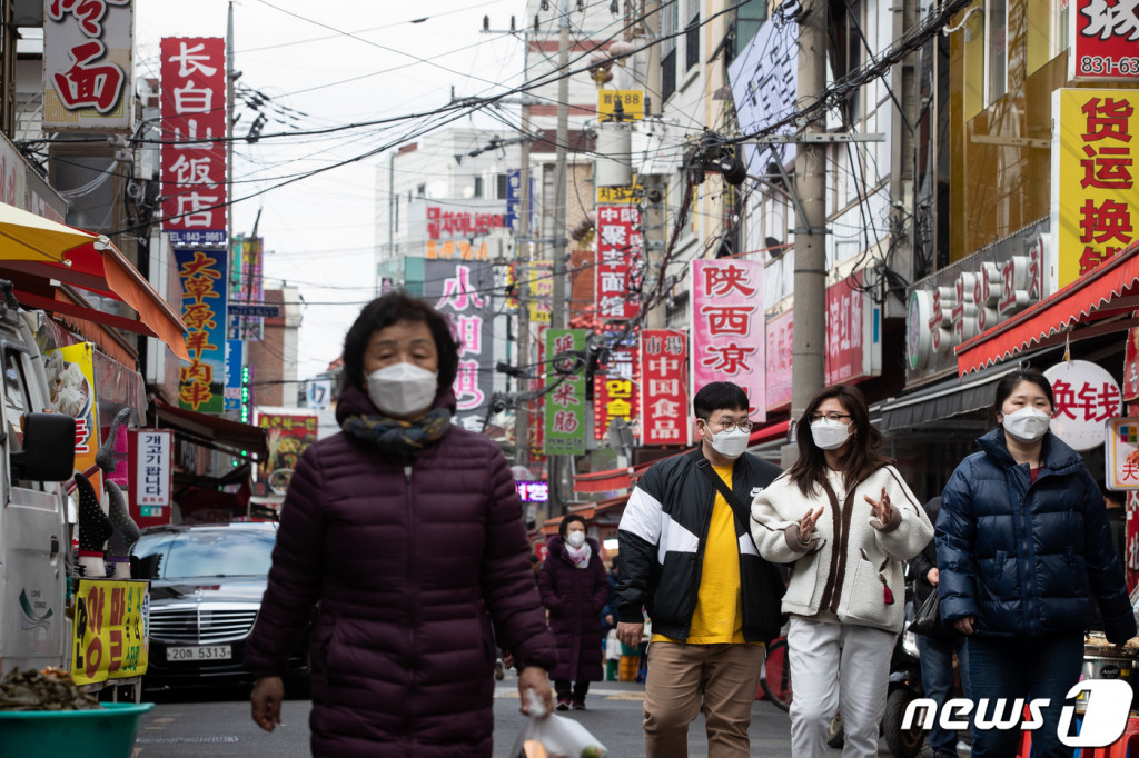 우한 폐렴(신종 코로나바이러스 감염증) 불안감이 확산되고 있는 30일 서울 영등포구 대림동 차이나타운을 찾은 시민들 및 중국동포들이 마스크를 쓰고 있다.(뉴스 1)