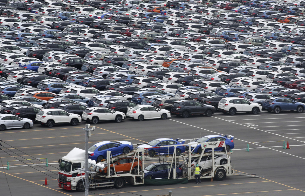 지난해 7월 도쿄 인근 가와사키 항에 수출할 차량이 줄지어 서 있다.[AP=헤럴드경제]