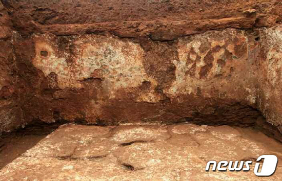 북한, 남포시 용강군서 고구려벽화무덤 발굴…'사신도' 벽화