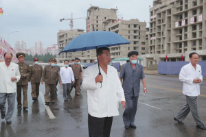 김정은 북한 국무위원장이 평양 도심 보통강 강변에 조성 중인 보통강 강안 다락식(테라스식) 주택구건설사업을 현지 지도했다고 조선중앙TV가 21일 보도했다. [조선중앙TV 화면=연합]