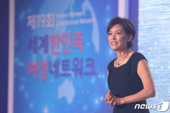 기조강연하는 영김 미 전 캘리포니아주 하원의원