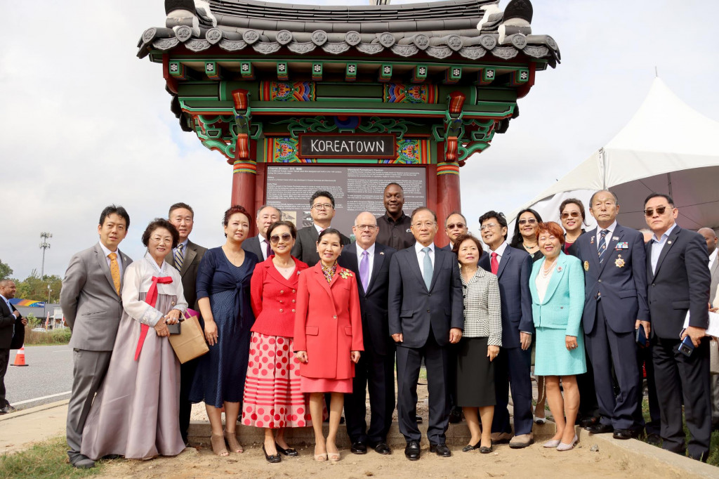 미국 메릴랜드주가 9일(현지시간) 하워드카운티 엘리콧시티 일대를 코리아타운으로 공식 개장하는 행사를 하고 있다. 연설대 기준으로 바로 뒤가 래리 호건 주지사, 왼쪽이 유미 호건 여사, 오른쪽은 이수혁 주미대사 [메릴랜드주 제공=연합]