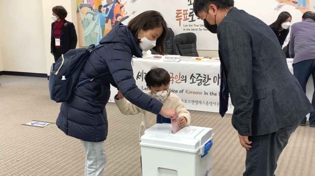  23일(현지시간) 한 유권자가 아이와 함께 LA 총영사관 투표소를 찾아 제20대 대선 재외투표를 하고 있다.(LA=연합)