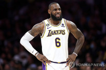 제임스, 역대 2번째 3만8천점 돌파에도…NBA 레이커스는 석패