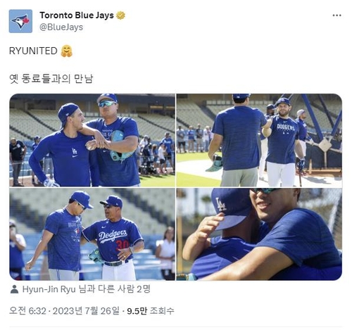 류현진이 지난 7월 24일 다저스타디움에서 벌어진 토론토 블루제이스와 다저스의 경기에 앞서 옛 동료들과 만나 반갑게 인사를 나누고 있다.