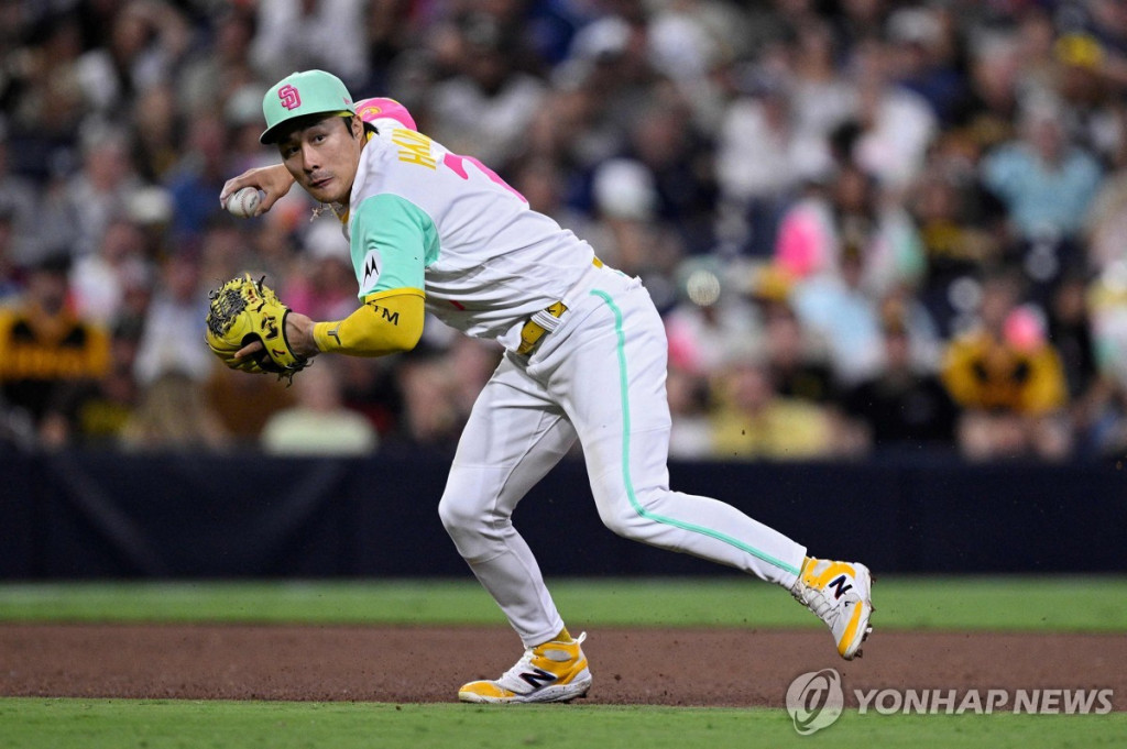 1루 송구하는 김하성 [게티이미지/AFP=연합]