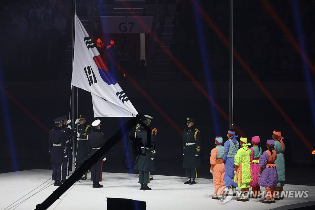 국방부 의장대가 19일 오후 강원도 강릉시 스피드스케이트 경기장에서 열린 2024 강원 동계청소년올림픽 개회식에서 태극기를 게양하고 있다. 