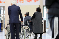 FT “한국 의사 파업, 고령화 대한 긴장 노출…공감 못 얻어”