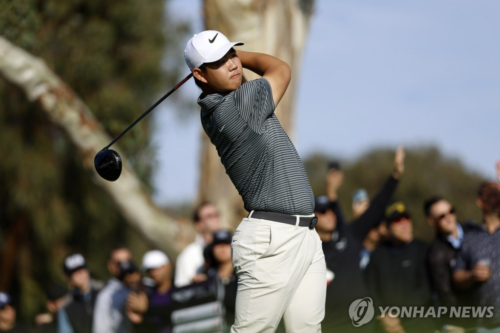 김주형이 2라운드에서 드라이버샷을 날리고 있다.[AP=연합]