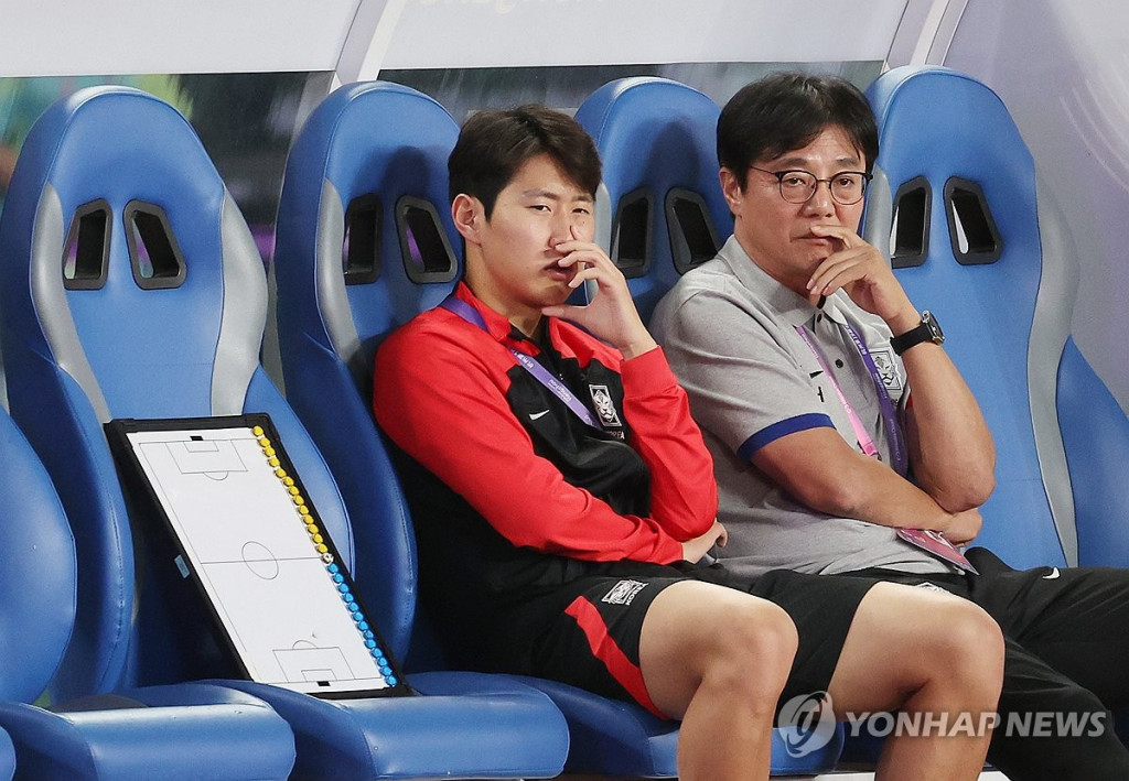 지난해 9월 21일 오후 중국 저장성 진화시 진화스타디움에서 열린 항저우 아시안게임 남자축구 조별리그 2차전 한국과 태국의 경기 시작에 앞서 이강인과 황선홍 감독이 경기장을 바라보고 있다.