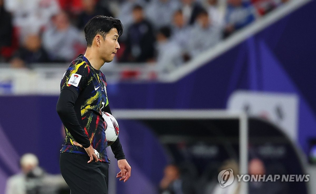 6일(현지시간) 카타르 알라이얀 아흐마드 빈 알리 스타디움 열린 2023 아시아축구연맹(AFC) 아시안컵 4강전 한국과 요르단 경기. 손흥민이 페널티킥 관련 주심의 VAR 판정을 기다리고 있다.(연합)