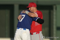 다른 유니폼입고 재회한 MLB 오타니-트라우트 ‘뜨거운 포옹’