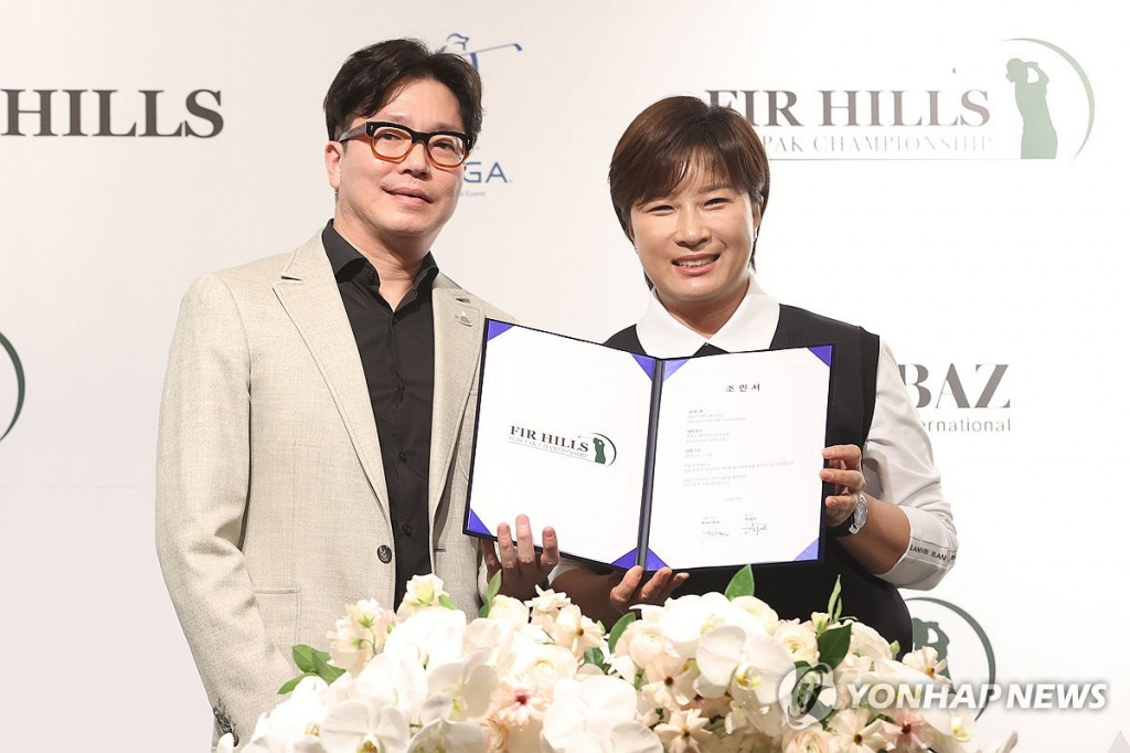 박세리가 지난 2월 서울에서  '퍼 힐스 세리 박 챔피언십(FIR HILLS SERI PAK Championship)' 기자간담회에서 찰리 신 퍼 힐스 대표와 함께 조인서를 들고 포즈를 취하고 있다.[연합자료]