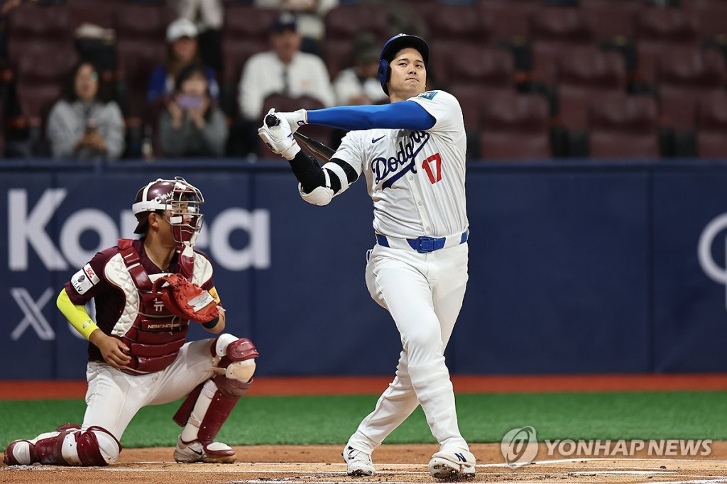 17일 서울 고척스카이돔에서 미국프로야구(MLB) 공식 개막시리즈를 앞두고 열린 로스앤젤레스(LA) 다저스 대 키움 히어로즈 연습 경기. LA 다저스 오타니 쇼헤이가 1회초 1사 상황에서 삼진아웃을 당하고 있다. (서울=연합)