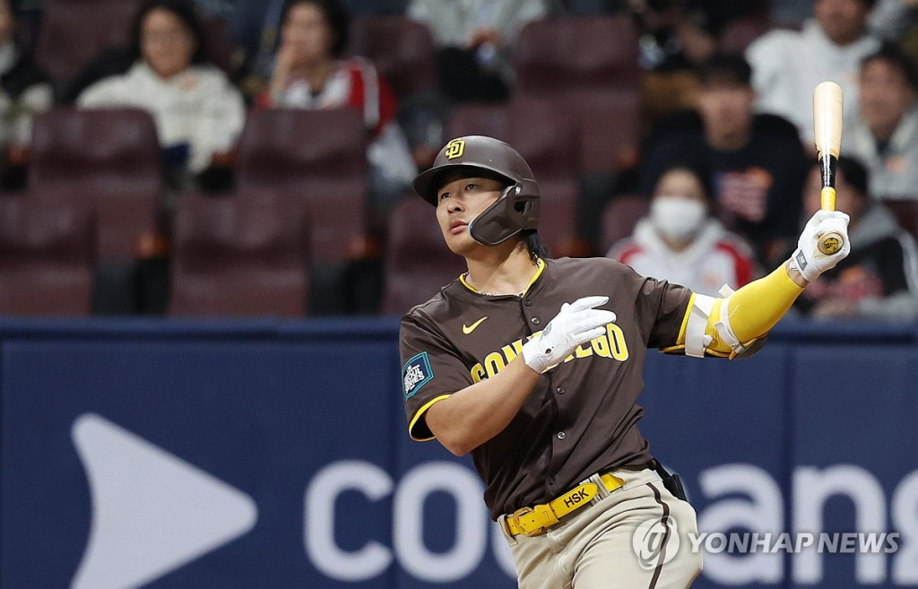  18일 서울 고척스카이돔에서 미국프로야구(MLB) 공식 개막시리즈를 앞두고 열린 LG 트윈스 대 샌디에이고 파드리스 연습 경기. 6회초 1사 1루 상황에서 샌디에이고 김하성이 LG 정우영을 상대로 투런 홈런을 날리고 있다. (연합)