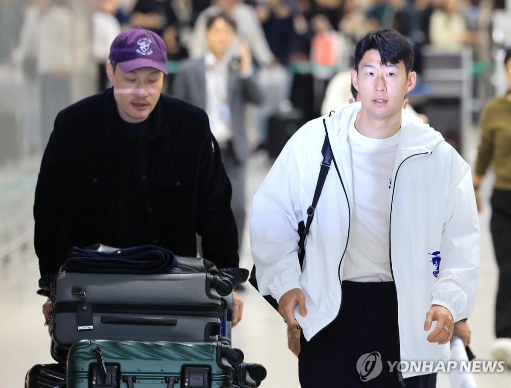 손흥민이 18일 오후 인천국제공항 제2여객터미널을 통해 귀국하고 있다.(연합)