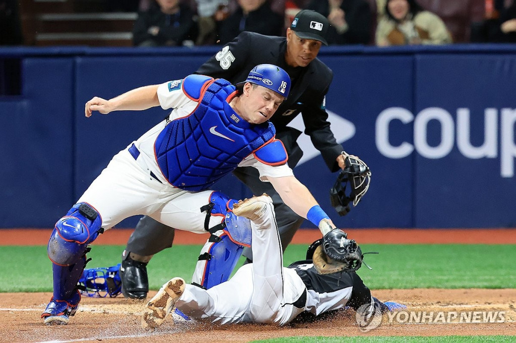 18일 서울 고척스카이돔에서 열린 팀 코리아와 로스앤젤레스(LA) 다저스의 미국 프로야구(MLB) 서울시리즈 연습 경기. 3회초 1사 3루 팀 코리아 강백호의 외야 희생플라이 때 김혜성이 슬라이딩으로 홈에 들어오며 역전에 성공하고 있다. LA 다저스 포수는 월 스미스. (연합)