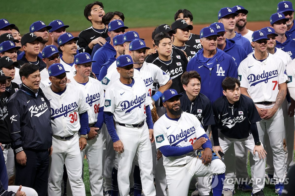 18일 서울 고척스카이돔에서 열린 팀 코리아와 로스앤젤레스(LA) 다저스의 미국 프로야구(MLB) 서울시리즈 연습 경기를 마친 양 팀 선수들이 기념사진을 촬영하고 있다.(연합)