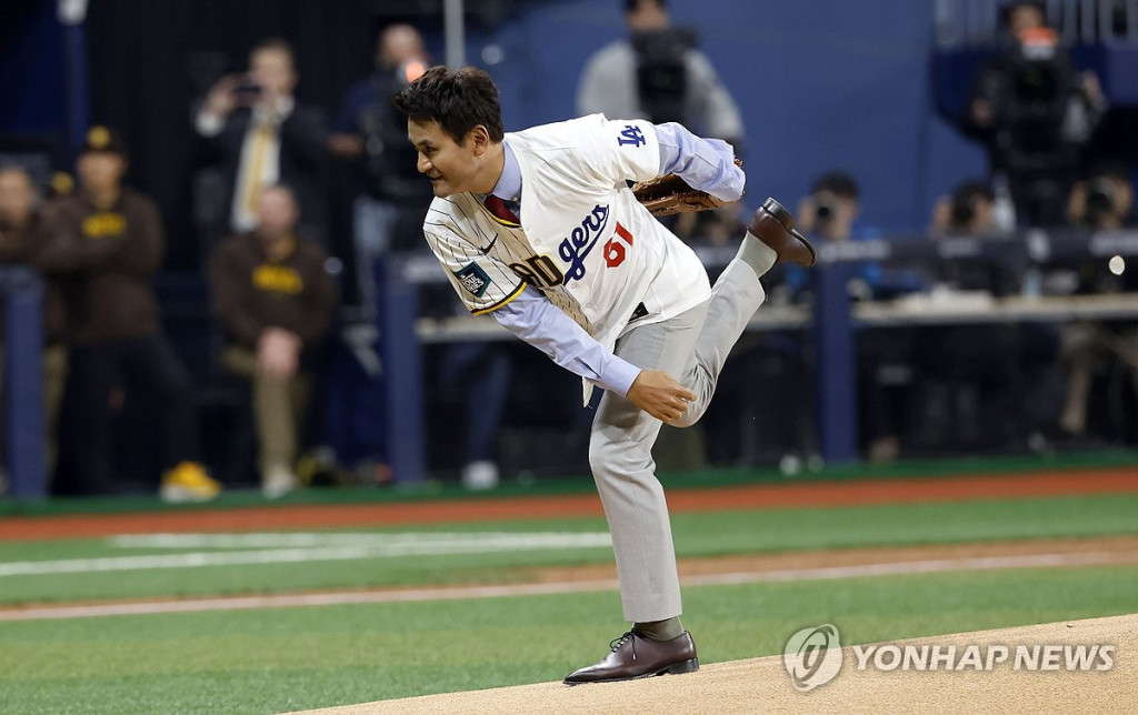 박찬호가 20일 서울 고척스카이돔에서 열린 2024년 미국프로야구 메이저리그(MLB) 정규시즌 개막전 로스앤젤레스 다저스와 샌디에이고 파드리스의 경기에 앞서 시구하고 있다.(서울=연합)