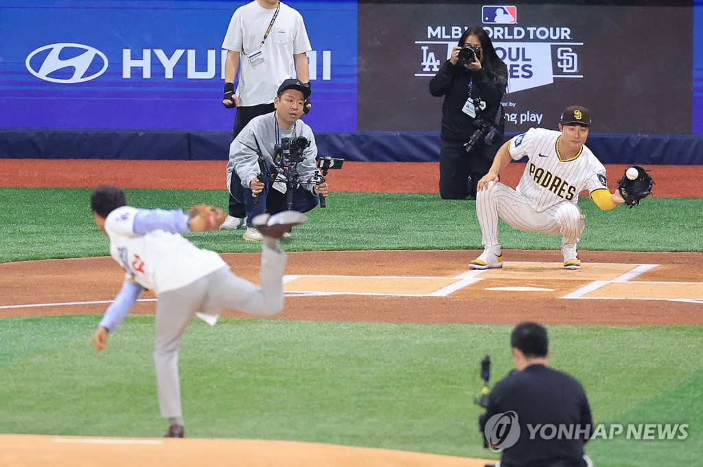 박찬호가 20일 서울 고척스카이돔에서 열린 2024년 미국프로야구 메이저리그(MLB) 정규시즌 개막전 로스앤젤레스 다저스와 샌디에이고 파드리스의 경기에 앞서 시구하자 김하성이 이 공을 받고 있다. (서울=연합)