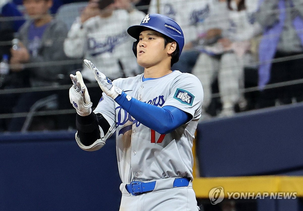  20일  서울 고척스카이돔에서 미국프로야구(MLB) 공식 개막전 LA다저스 대 샌디에이고 파드리스 1차전 경기. 8회초 1사 1.2로 때 LA 다저스 오타니 쇼헤이가 1타점 적시타를 친 후 기뻐하고 있다. 