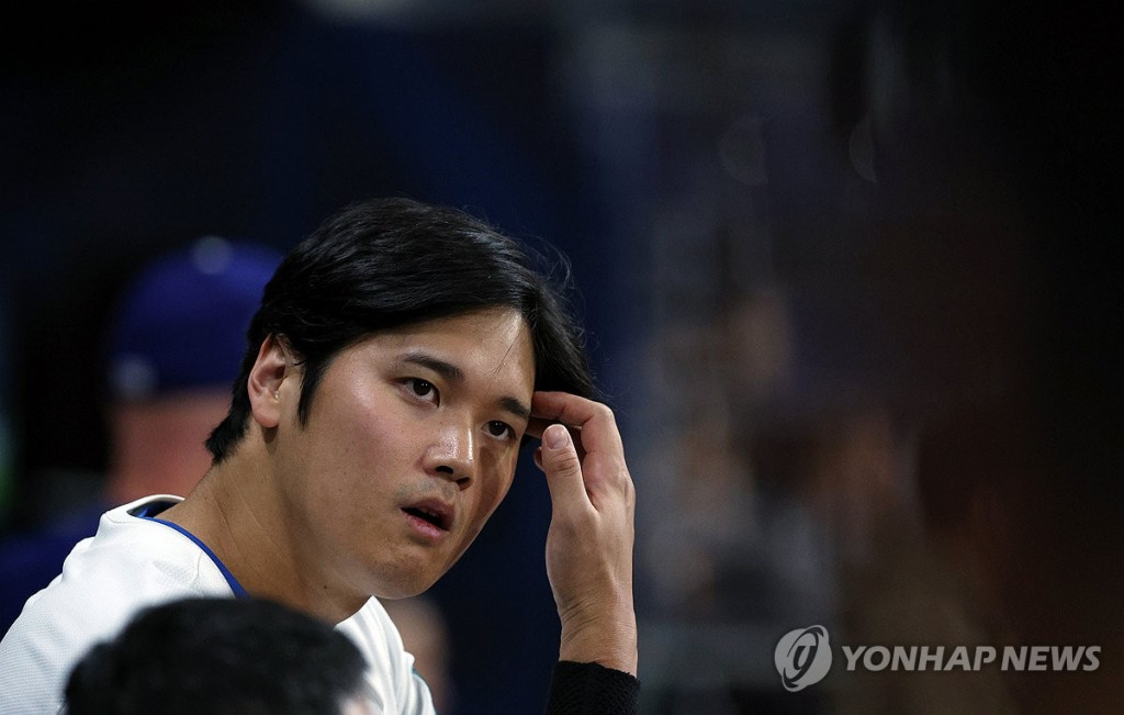 21일 서울 구로구 고척스카이돔에서 열린 2024 미국 메이저리그(MLB) 월드투어 서울시리즈 공식 개막전 샌디에이고 파드리스와 LA 다저스의 2차전 경기에서 다저스 오타니 쇼헤이가 더그아웃에서 숨을 돌리고 있다. (연합)