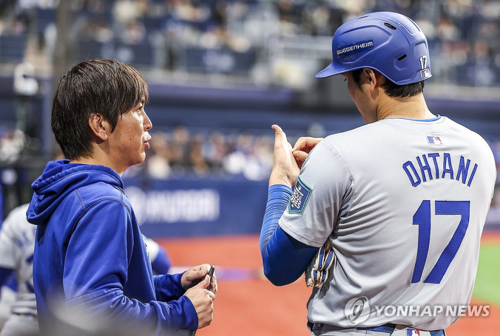 지난 20일 오후 서울 고척스카이돔에서 열린 미국프로야구(MLB) 공식 개막전 LA다저스 대 샌디에이고 파드리스 1차전 경기에서 LA다저스 오타니 쇼헤이와 통역사 미즈하라 잇페이가 대화를 나누고 있다. (연합)