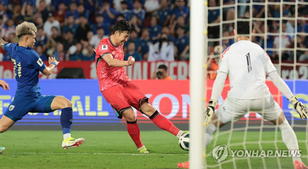 26일 태국 방콕 라자망갈라 스타디움에서 열린 2026 북중미 월드컵 아시아 지역 2차 예선 C조 4차전 한국과 태국의 경기. 손흥민이 이강인의 패스를 받아 두번째 골을 넣고 있다.(방콕=연합)