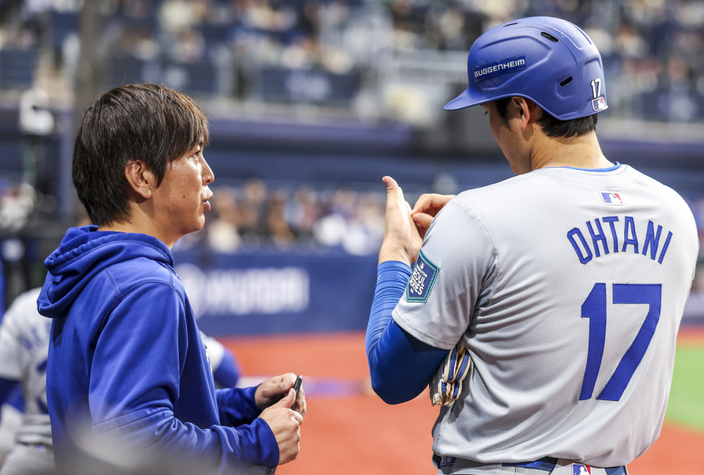 지난 3월 20일 오후 서울 고척스카이돔에서 열린 미국프로야구(MLB) 공식 개막전 LA다저스 대 샌디에이고 파드리스 1차전 경기에서 LA다저스 오타니 쇼헤이와 통역사 미즈하라 잇페이가 대화를 나누고 있다. [연합]