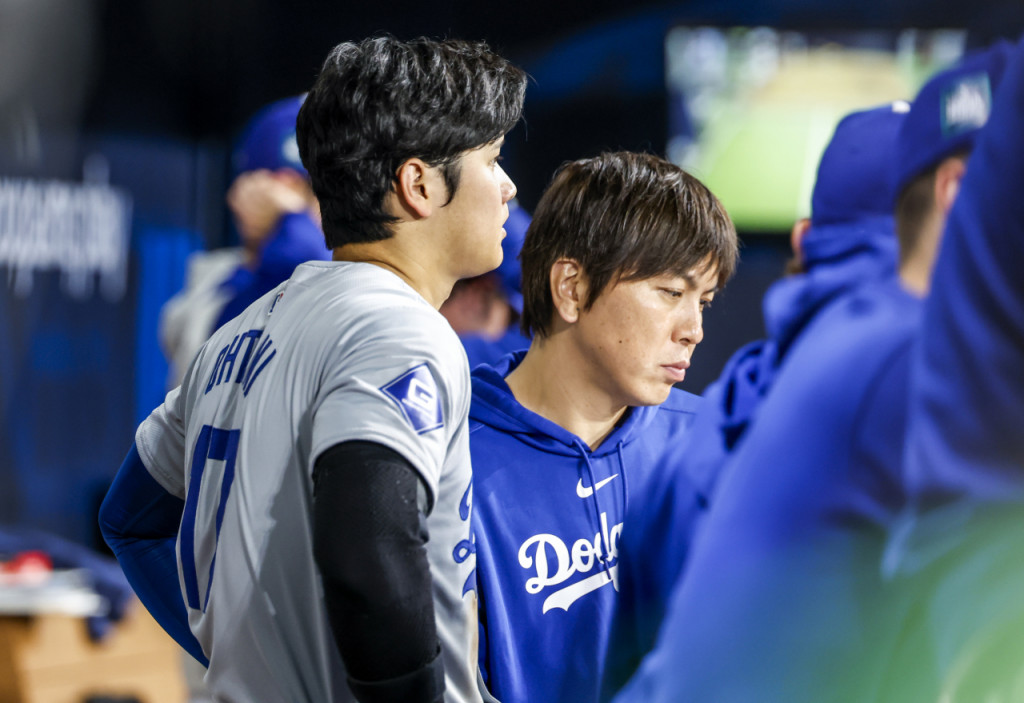 지난 3월 20일 오후 서울 고척스카이돔에서 열린 미국프로야구(MLB) 공식 개막전 LA다저스 대 샌디에이고 파드리스 1차전 경기에서 LA다저스 오타니 쇼헤이와 통역사 미즈하라 잇페이가 함께 자리하고 있다.[연합]