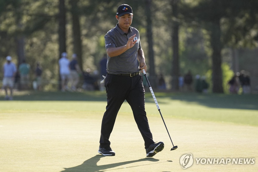 2라운드 17번 홀 그린에서 인사하는 안병훈[AP=연합]