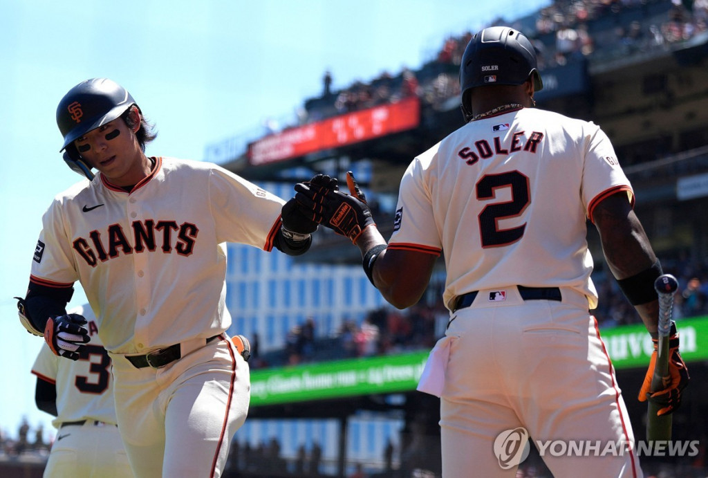 홈구장에서 첫 홈런을 날린 이정후가 솔레어의 환영을 받고 있다.[게티이미지/AFP=연합