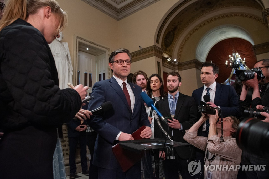 안보법안 통과후 기자질문 답하는 존슨 미 하원의장 (UPI 연합)