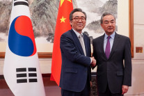 한중 외교장관 4시간 회동 “한중일 정상회의 성공적 개최 지속 협의”