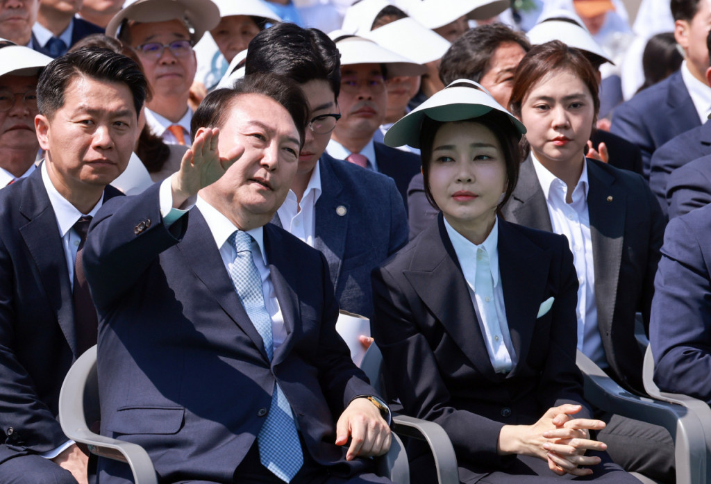 윤석열 대통령과 김건희 여사가 19일 열린 사리 반환식에서 얘기를 나누고 있다.[연합]