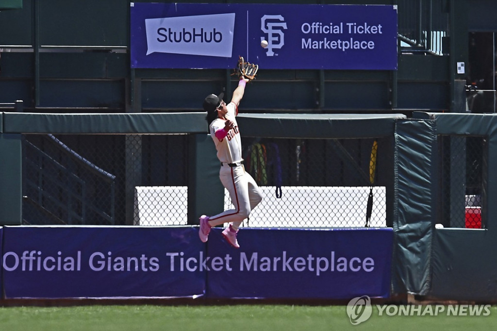 이정후가 어깨 부상을 당한 순간[AP=연합 자료]