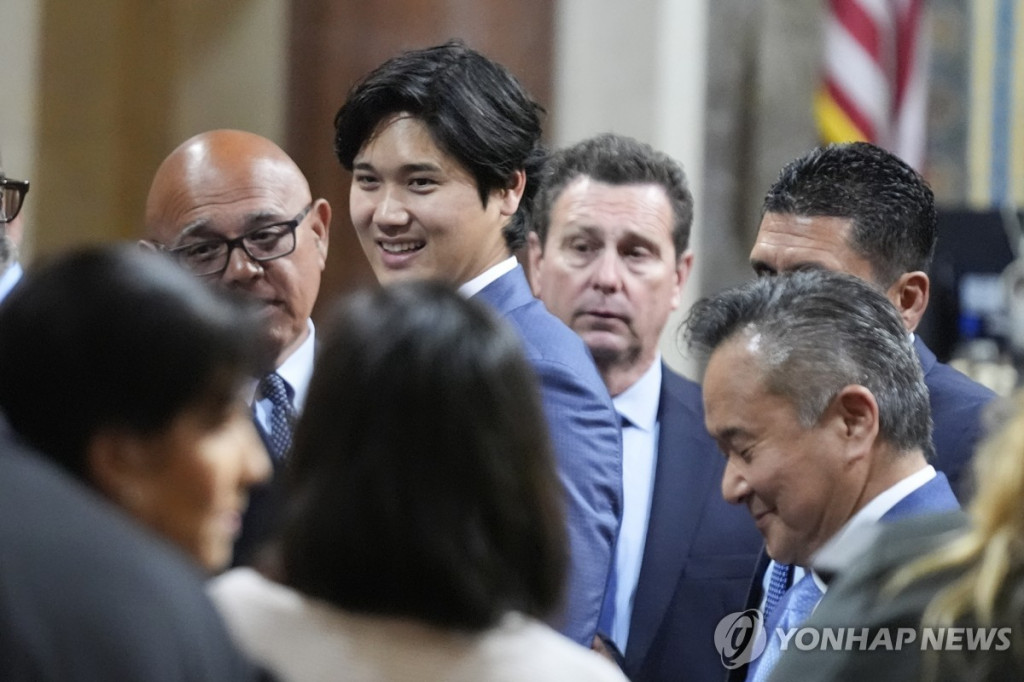 오타니 쇼헤이가 17일 LA시의회에서 정한 '오타니의  날' 행사에 참석, 시의원들과 환담하고  있다.[AP=연합]