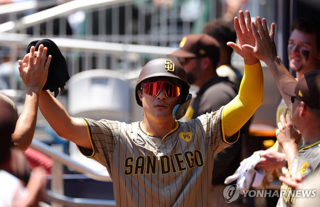 김하성이 8회초 득점한 뒤 덕아웃에서 동료들과 하이파이브를 나누고 있다.[게티이미지/AFP=연합