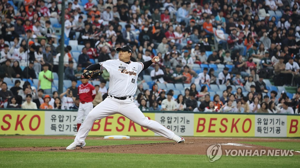  4월 30일 대전 한화생명이글스파크에서 열린 2024 KBO리그 프로야구 한화이글스와 SSG의 경기. 한화 선발 류현진이 힘차게 공을 던지고 있다.(연합)