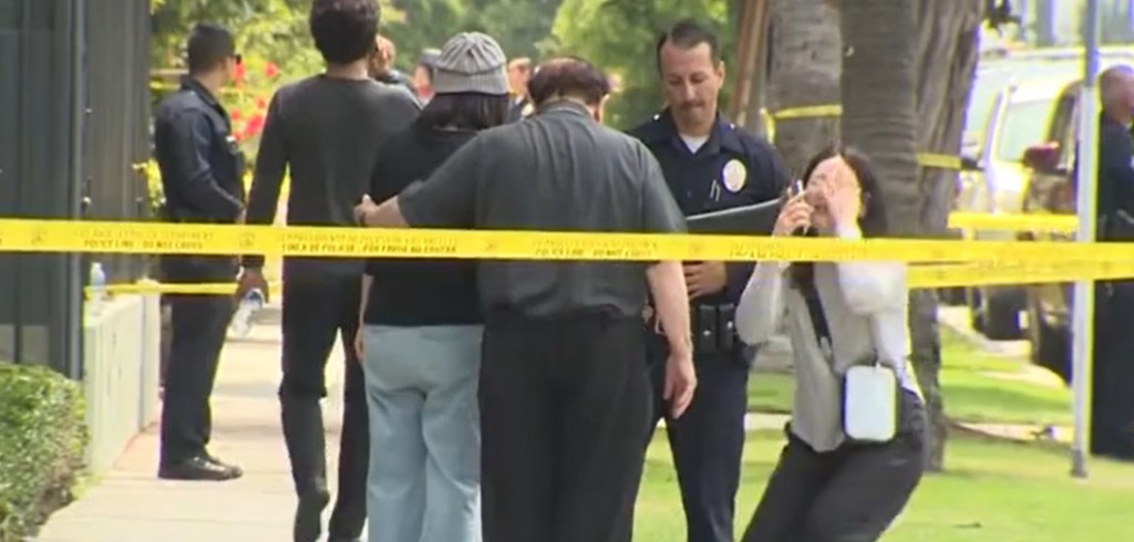 정신질환이 있는 40대 한인남성이 경찰의 총격으로 사망한 LA한인타운 현장에서 가족으로 보이는 한 여성이 울부짖고 있다.[KCAL뉴스 화면 캡처] 