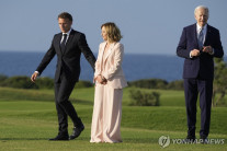 G7행사서 혼자 다른쪽으로…멜로니에 이끌려온 바이든