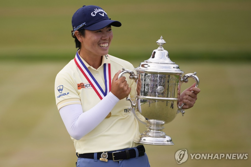 일본 프로골퍼 사소 유카가 2일(현지시간) 미국 펜실베이니아주 랭커스터의 랭커스터 컨트리클럽에서 폐막한 제79회 US 여자오픈 골프대회에서 우승한 뒤 트로피를 들고 포즈를 취하고 있다. [AP=연합]