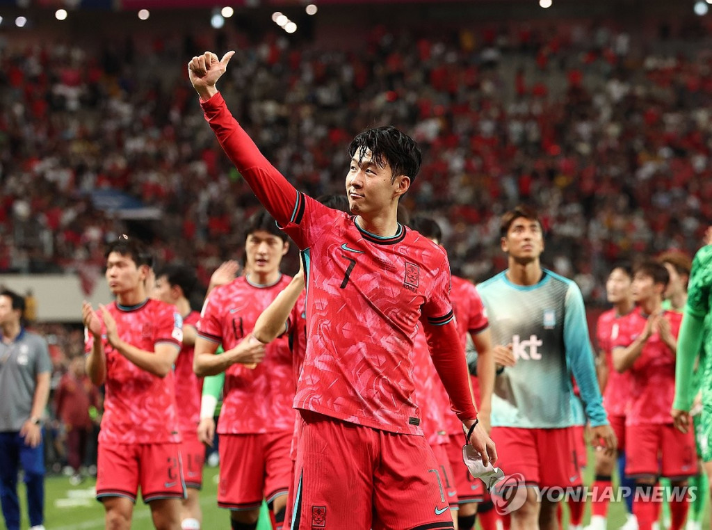 한국 축구대표팀 주장 손흥민이 6월 11일 서울월드컵경기장에서 열린 2026 북중미 월드컵 아시아 지역 2차 예선 C조 6차전 중국을 상대로 1-0으로 이긴 뒤 관중석을 향해 답례하고 있다.(서울=연합자료)