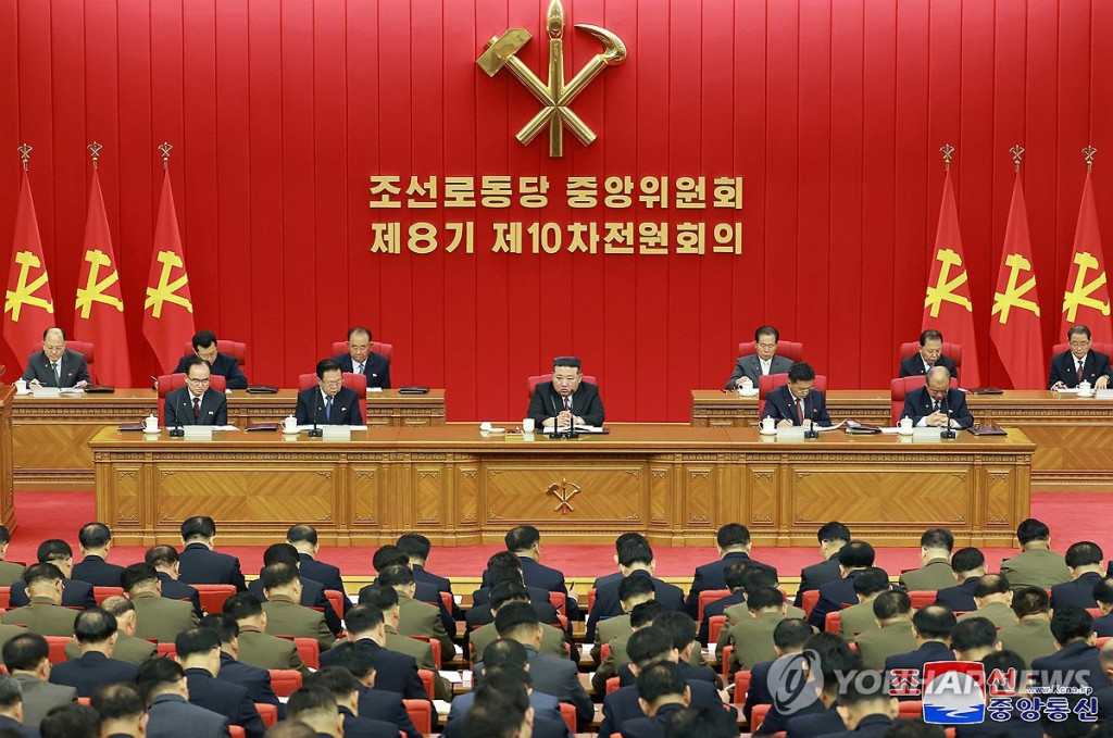  북한이 김정은 국무위원장 참석 아래 상반기를 결산하고 대내외 정책 방향을 다듬는 노동당 전원회의에 들어갔다. 조선중앙통신은 29일 노동당 중앙위원회 제8기 제10차 전원회의 확대회의가 전날 소집됐다고 보도했다.(평양 조선중앙통신=연합)