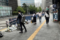 “바람에 흔들리는 꽃, 제 친구 같아요”…시청역 참사 현장, 꽃들이 쌓여간다